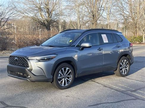 Used 2023 Toyota Corolla Cross XLE image 1