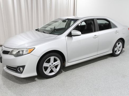 Used 2012 Toyota Camry L image 3
