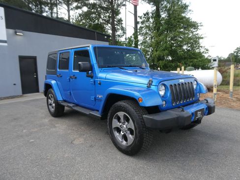 Used 2016 Jeep Wrangler Unlimited Sahara w/ Dual Top Group AWD/4WD image 3