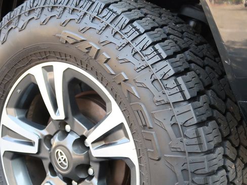 Used 2017 Toyota Tacoma TRD Sport w/ Tow Package (A/T) AWD/4WD image 7