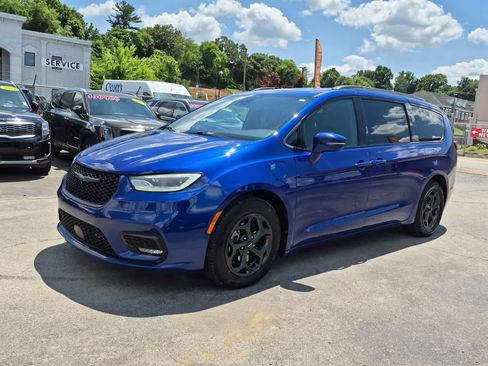 Used 2021 Chrysler Pacifica Touring-L w/ Uconnect Theater Family Group FWD image 4