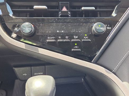 Used 2022 Toyota Camry SE w/ Cold Weather Package image 19