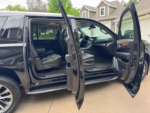 Used 2019 Cadillac Escalade ESV Luxury w/ Escalade Sport Edition AWD/4WD image 25