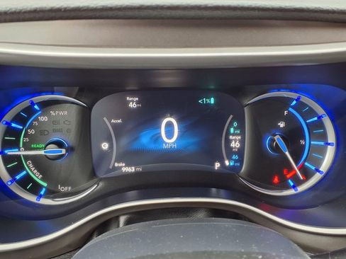 Used 2025 Chrysler Pacifica Select image 17