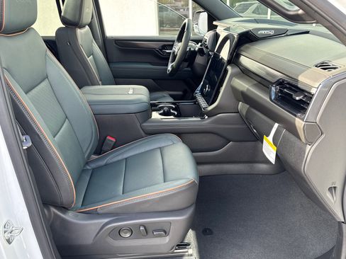 New 2026 GMC Yukon AT4 AWD/4WD image 17
