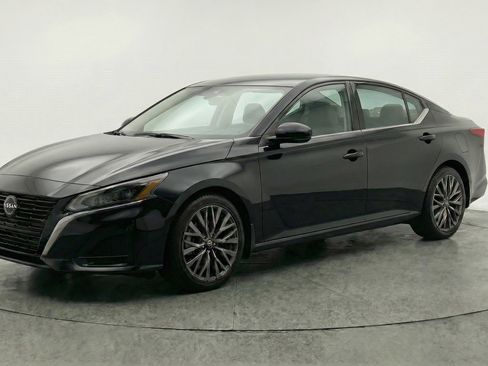 Used 2025 Nissan Altima 2.5 SV FWD image 3