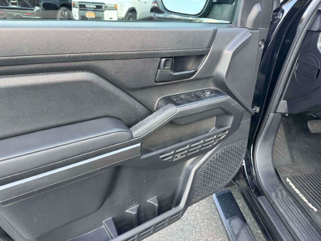Used 2025 Toyota Tacoma SR5 AWD/4WD image 16