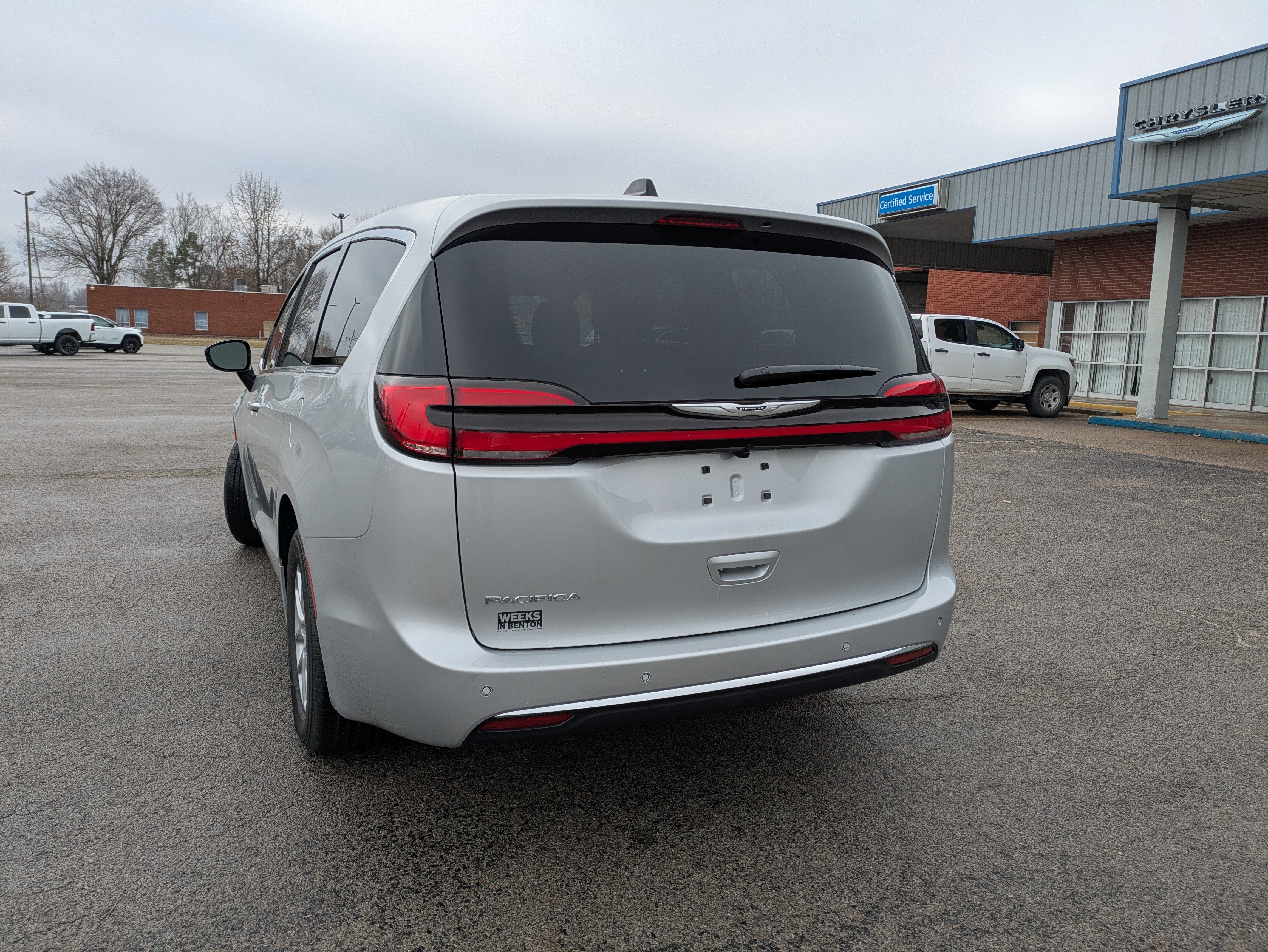 Used 2026 Chrysler Pacifica Select FWD image 5