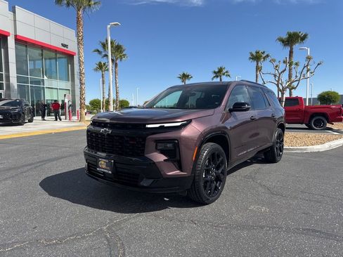 Used 2024 Chevrolet Traverse RS FWD image 2