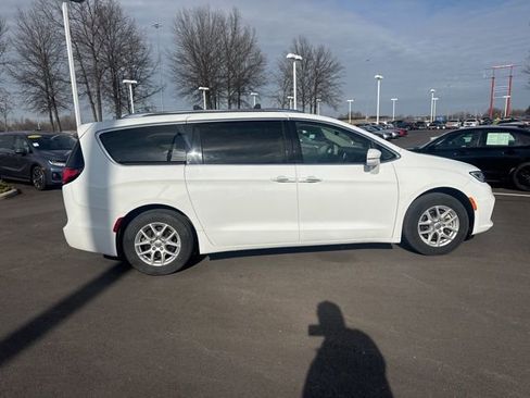 Used 2021 Chrysler Pacifica Touring-L image 9