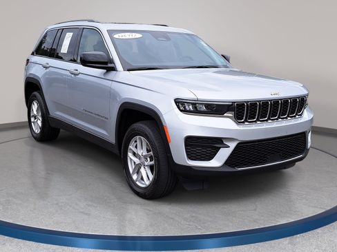 Used 2023 Jeep Grand Cherokee Laredo X AWD/4WD image 3