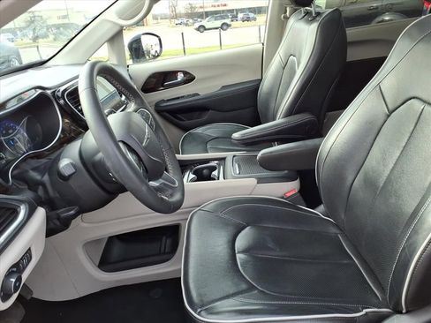 Certified 2023 Chrysler Pacifica Limited image 8