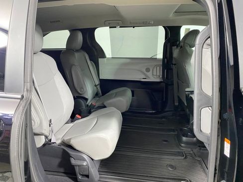 Used 2025 Toyota Sienna XLE image 10