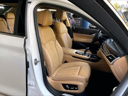 Used 2022 BMW 750i xDrive w/ Executive Package image 8