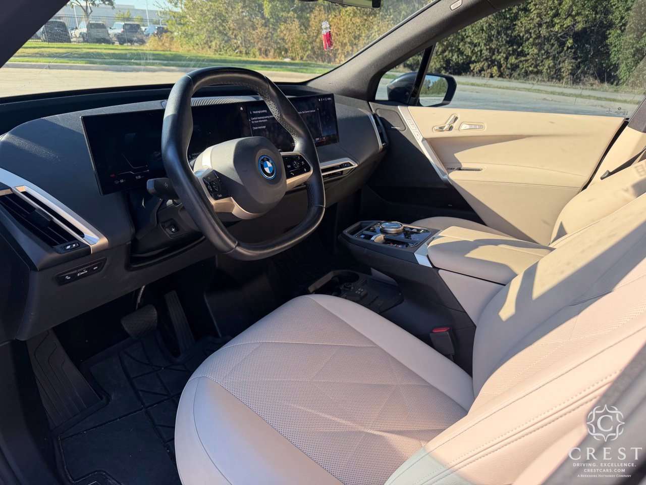 Used 2022 BMW iX xDrive50 w/ Premium Package AWD/4WD image 13