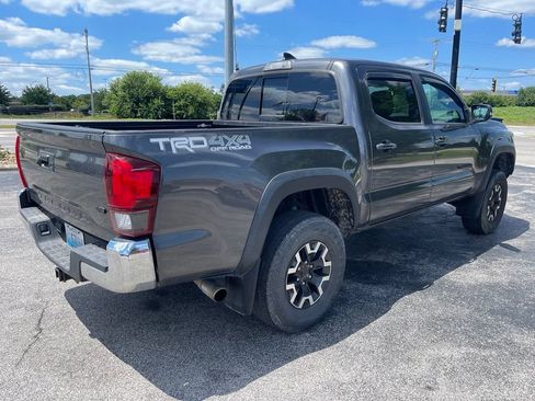 Used 2018 Toyota Tacoma TRD Off-Road AWD/4WD image 3