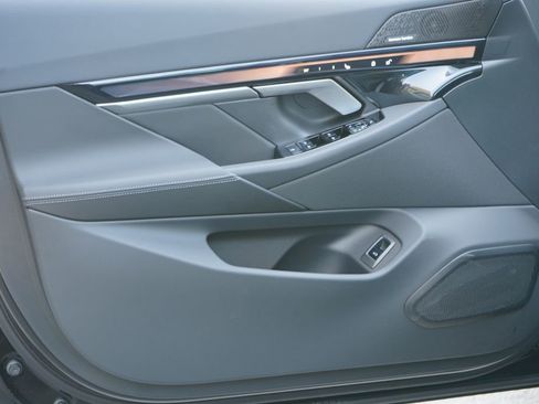 New 2026 BMW i5 eDrive40 w/ M Sport Package image 9