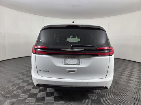 Certified 2024 Chrysler Pacifica Touring-L image 4