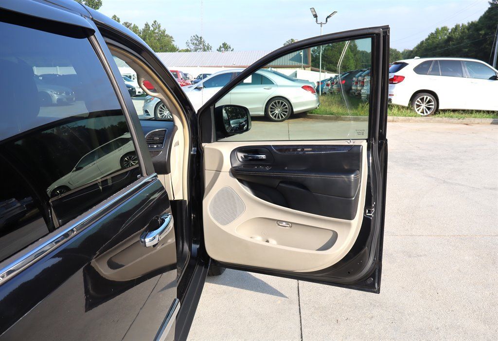 Used 2016 Chrysler Town & Country Touring FWD image 43