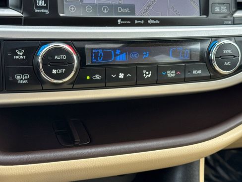 Used 2018 Toyota Highlander Limited image 22