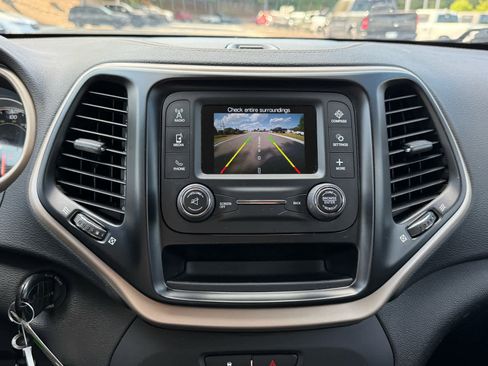 Used 2018 Jeep Cherokee Latitude FWD image 18