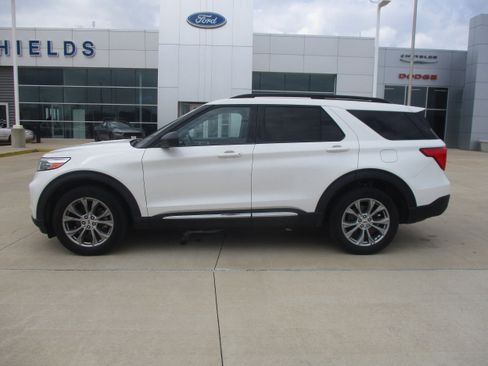 Used 2022 Ford Explorer XLT w/ Equipment Group 202A AWD/4WD image 3