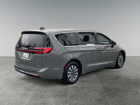 Used 2023 Chrysler Pacifica Touring-L FWD image 5