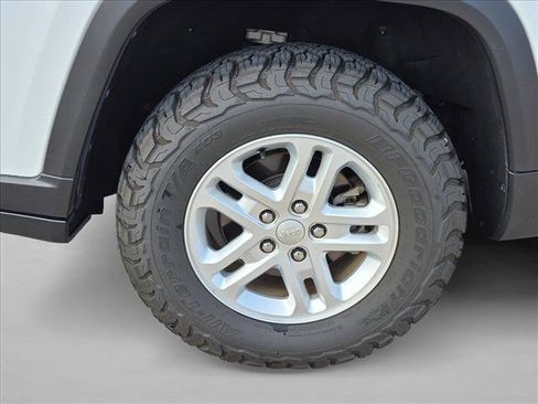 Used 2023 Jeep Grand Cherokee Laredo RWD image 8