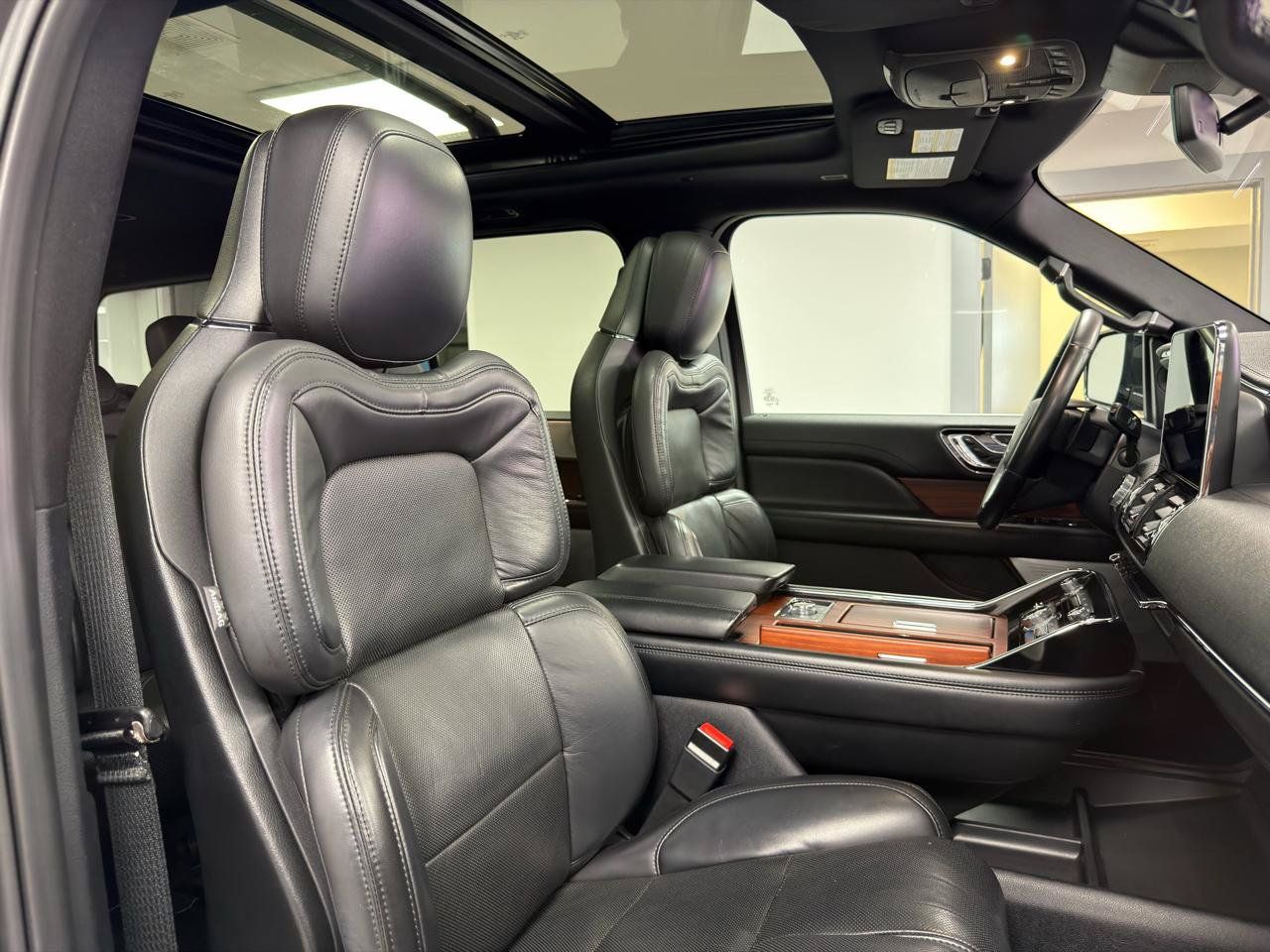 Used 2020 Lincoln Navigator Reserve w/ Luxury Package AWD/4WD image 12