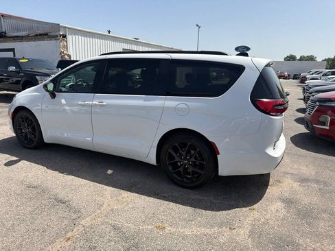 Used 2025 Chrysler Pacifica Limited FWD image 3