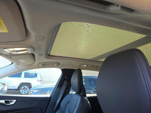 Used 2023 Volvo XC60 B5 Plus image 8