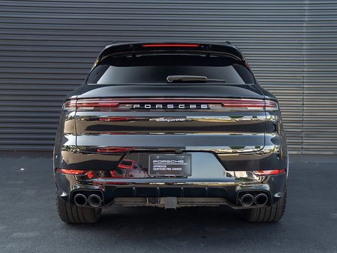 Used 2025 Porsche Cayenne AWD/4WD image 29