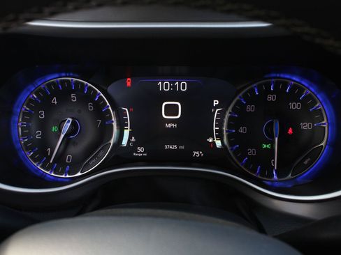 Used 2026 Chrysler Pacifica Select FWD image 11