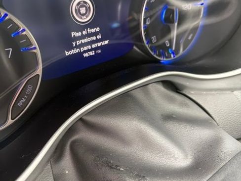 Used 2023 Chrysler Pacifica Touring FWD image 6