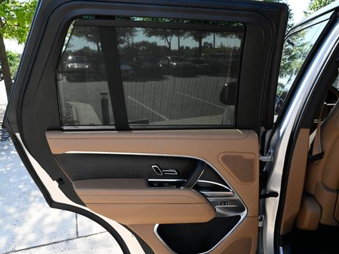 Used 2025 Land Rover Range Rover SE AWD/4WD image 36