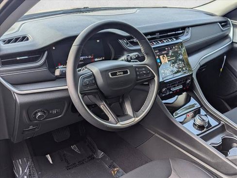 Used 2023 Jeep Grand Cherokee Laredo w/ Luxury Tech Group I AWD/4WD image 10