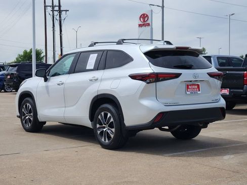 Used 2024 Toyota Highlander XLE image 4