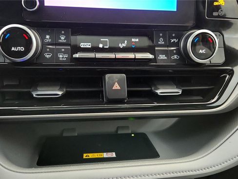 Used 2023 Toyota Highlander XLE image 25
