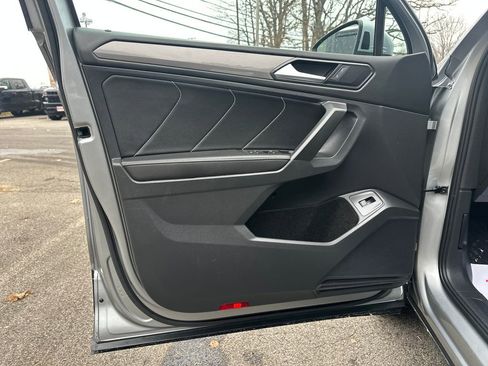 Used 2022 Volkswagen Tiguan SE w/ Panoramic Sunroof Package image 5