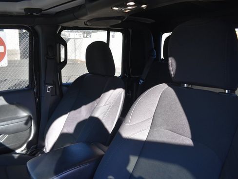 Used 2022 Jeep Gladiator Sport image 8