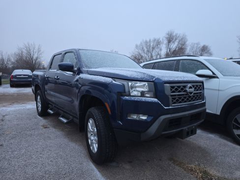 Used 2022 Nissan Frontier SV image 2