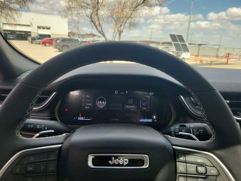 Used 2023 Jeep Grand Cherokee Altitude image 14