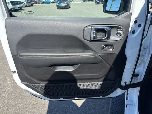 Used 2025 Jeep Wrangler Unlimited Sahara AWD/4WD image 26