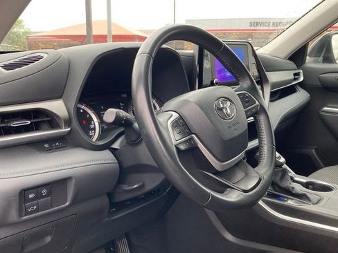 Used 2025 Toyota Highlander LE image 9