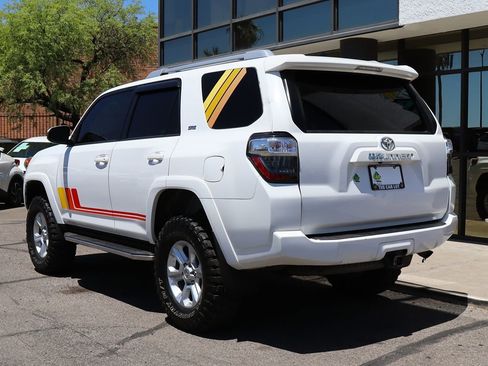 Used 2018 Toyota 4Runner SR5 AWD/4WD image 9