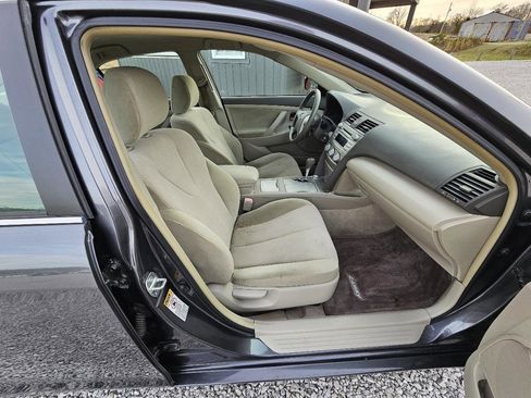 Used 2010 Toyota Camry LE image 32
