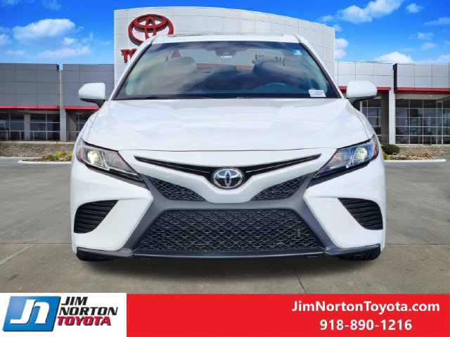 Used 2018 Toyota Camry SE w/ Moonroof Package FWD image 2
