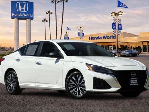 Used 2025 Nissan Altima 2.5 SV FWD image 2