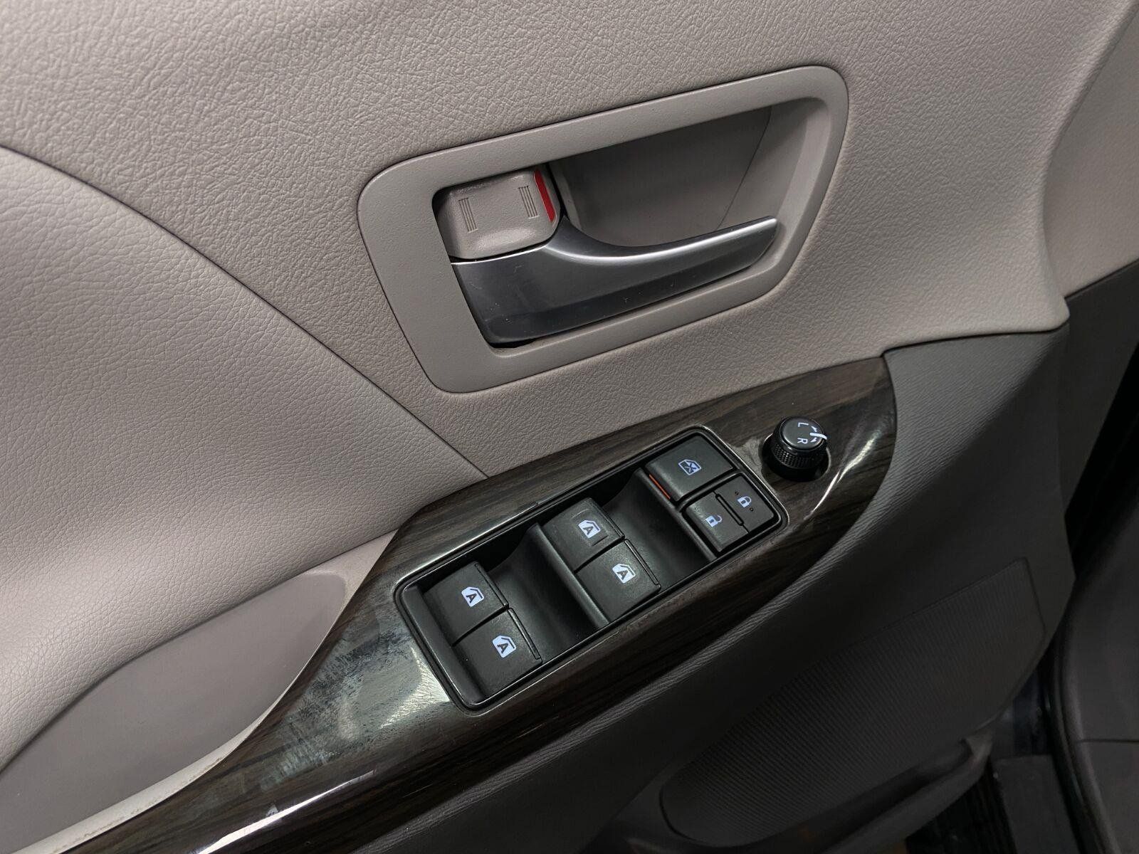 Used 2016 Toyota Sienna XLE FWD image 30