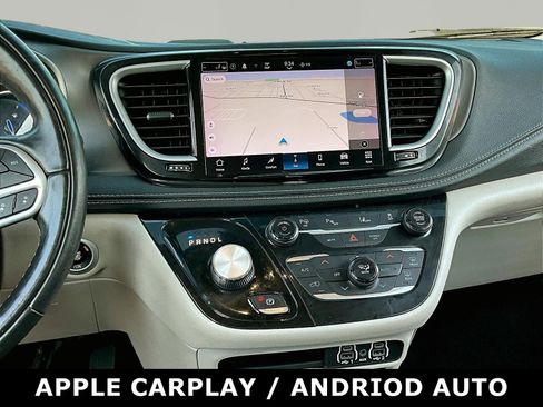 Used 2022 Chrysler Pacifica Touring-L w/ Uconnect Theater Family Group FWD image 3